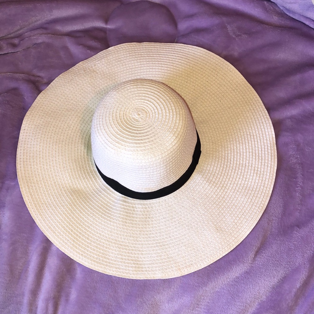 White beach hat